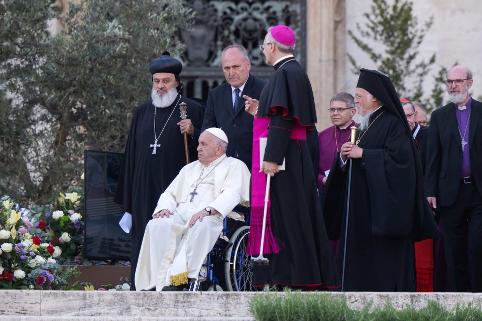 Papa Francisco admite possibilidade de dar bênção a casais do